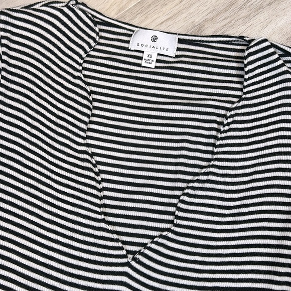 Socialite Scalloped V-Neck Micro Striped Soft Ribbed Knit Long Sleeve Blouse XS - Picture 3 of 6
